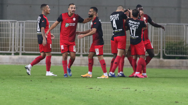 שחקני הפועל חדרה חוגגים (צילום: שלומי גבאי)