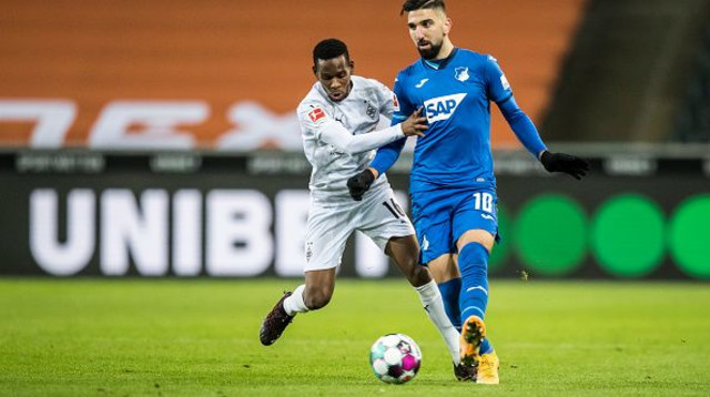 מואנס דאבור מול איברהים טראורה (צילום: Christian Verheyen/Borussia Moenchengladbach via G)