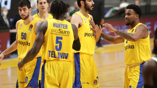 שחקני מכבי ת"א חוגגים (צילום: דני מרון)