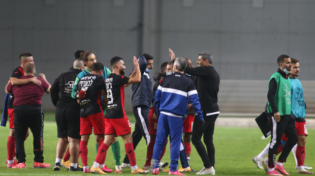 שחקני הפועל חדרה ושרון מימר (צילום: שלומי גבאי)