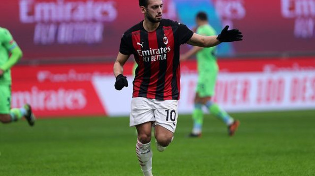 הקאן צ’להאנולו חוגג (צילום: Sportinfoto/DeFodi Images via Getty Images)