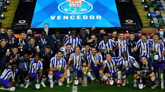 שחקני פורטו חוגגים זכייה בסופר קאפ (צילום: Gualter Fatia/Getty Images)