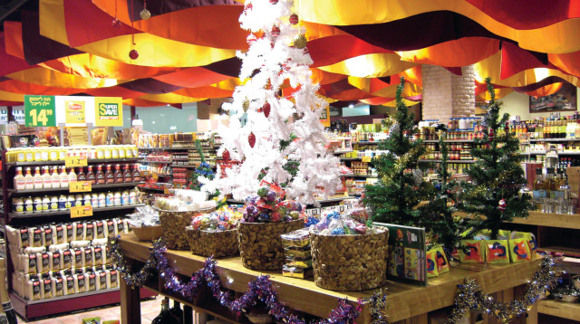 סניף טיב טעם מקושט לקראת סוף השנה האזרחית (צילום: אסף לב)