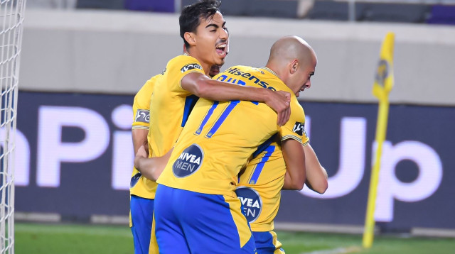 שחקני מכבי תל אביב חוגגים (צילום: אריאל שלום)