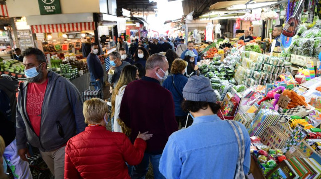 שוק הכרמל הומה אדם, רגע לפני הסגר (צילום: אבשלום ששוני)
