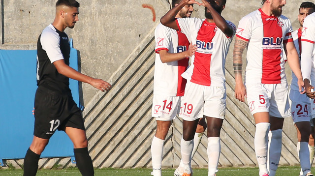 מתיאוס לימה חוגג עם שחקני נוף הגליל (צילום: אודי ציטיאט)