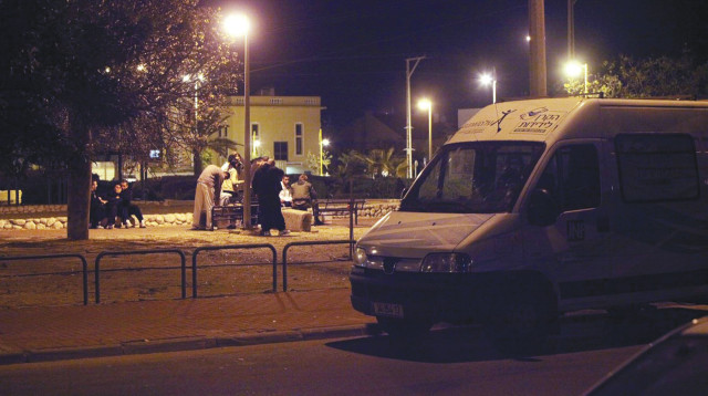 סיוע אנשי על"ם לנוער במצוקה ברחוב (צילום: עמותת עלם)