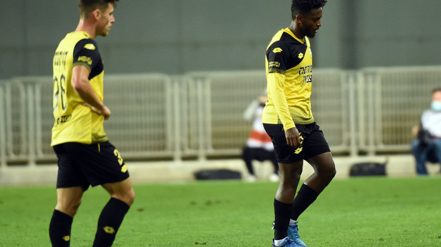 שחקני מכבי נתניה מאוכזבים (צילום: ברני ארדוב)