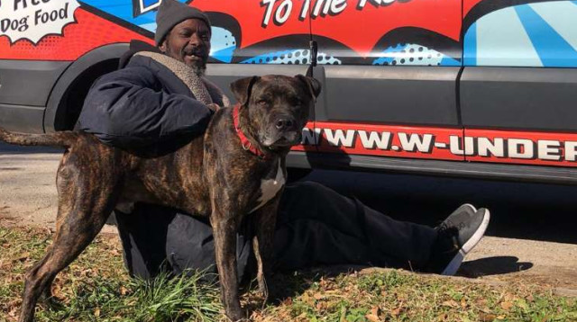 קית' ווקר והכלב שלו בראבו (צילום: רשתות חברתיות)