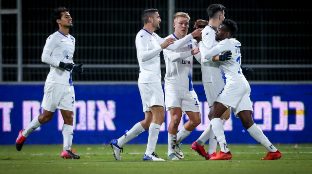 שחקני קריית שמונה חוגגים (צילום: מאור אלקסלסי)