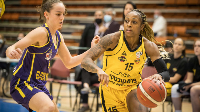 טיפאני מיטשל מול אמי רינת (צילום: באדיבות ליגת אתנה ווינר לנשים בכדורסל)
