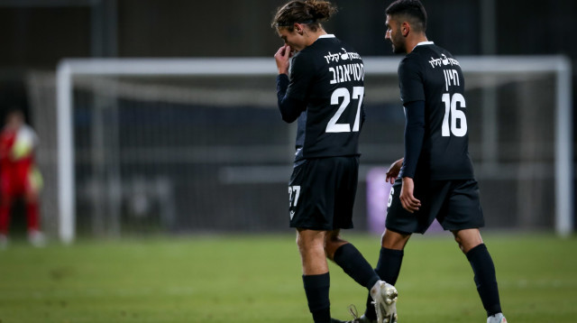 שחקני הפועל כפר סבא (צילום: מאור אלקסלסי)