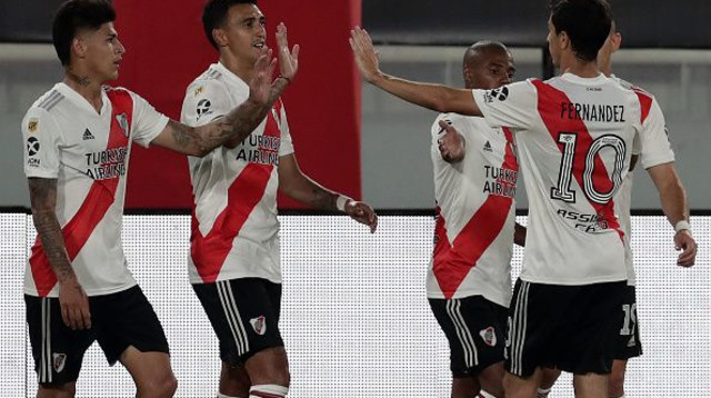 שחקני ריבר חוגגים (צילום: Photo by ALEJANDRO PAGNI/AFP via Getty Images)