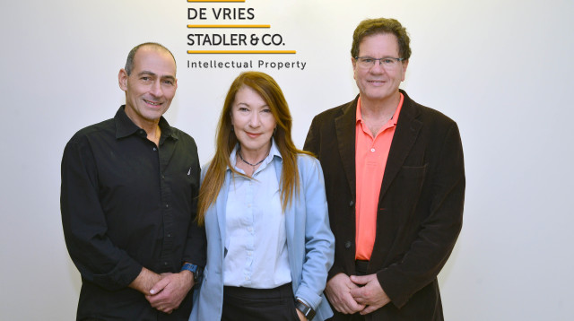 השותפים המייסדים באירוע ההשקה ד"ר אילן כהן, במרכז עו"פ סבטלנה שטדלר ומשמאל עו"פ דוד דה-פריס (צילום: תמר מצפי)