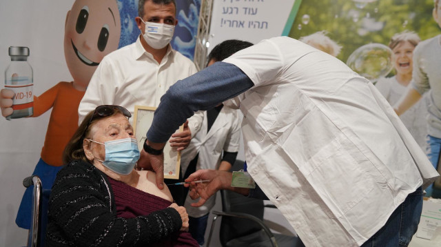 לאה אהרונסון מקבלת חיסון לקורונה ברמת גן (צילום: אילן ספירא)