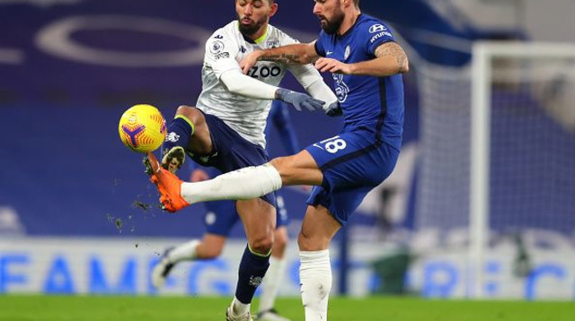 אוליבייה ז’ירו מול דאגלס לואיס (צילום: Catherine Ivill/Getty Images)