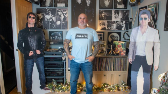 ג'ון סמולבונס, המעריץ של להקת "אואזיס" (צילום: רשתות חברתיות)