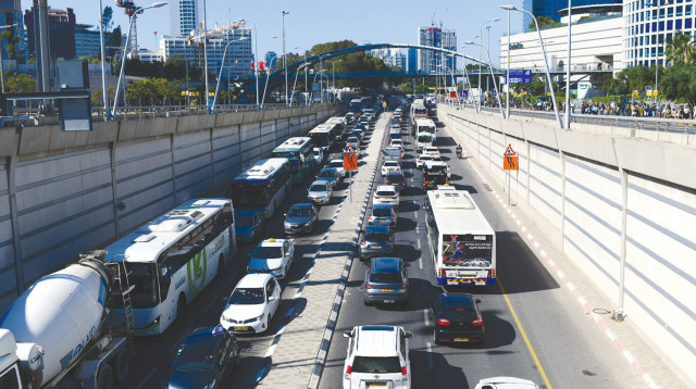 פקק תנועה בתל אביב (צילום: תומר נויברג, פלאש 90)