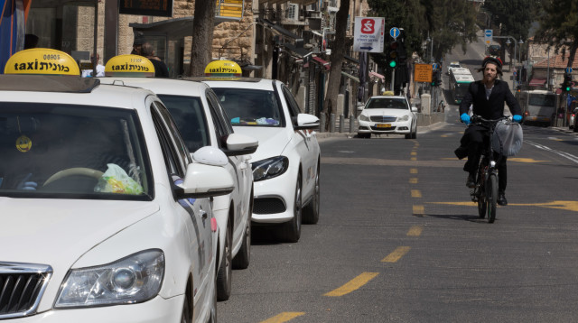 מוניות בירושלים, אילוסטרציה (למקום ולמצולמים אין קשר לנאמר בכתבה) (צילום: נתי שוחט, פלאש 90)