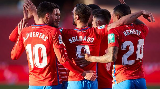 שחקני גרנאדה חוגגים (צילום: Fran Santiago/Getty Images))