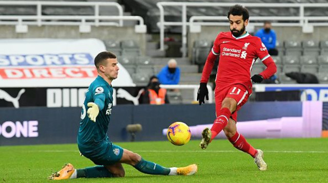 מוחמד סלאח, קארל דארלו (צילום: Stu Forster/Getty Images)