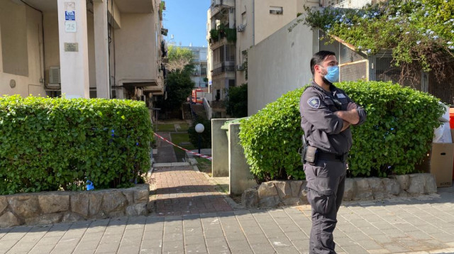 שוטר מונע כניסה לבניין שפונה (צילום: אבשלום ששוני)