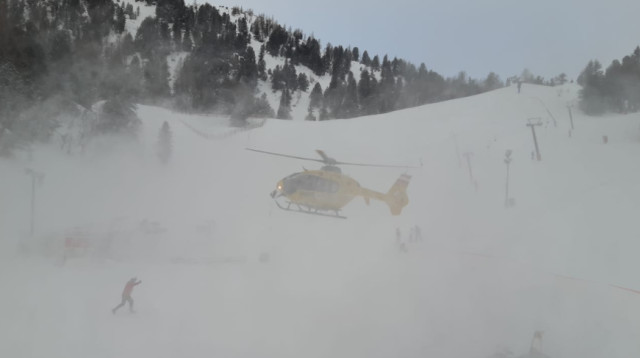 צוות החילוץ שהגיע לסייע למאורסים הטריים (צילום: רשתות חברתיות)