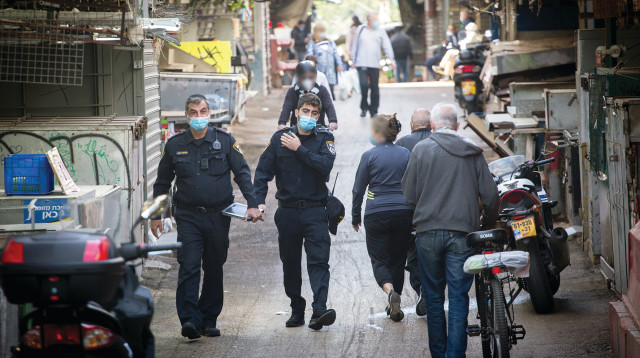 פקחים בשוק הכרמל (צילום: מרים אלסטר, פלאש 90)