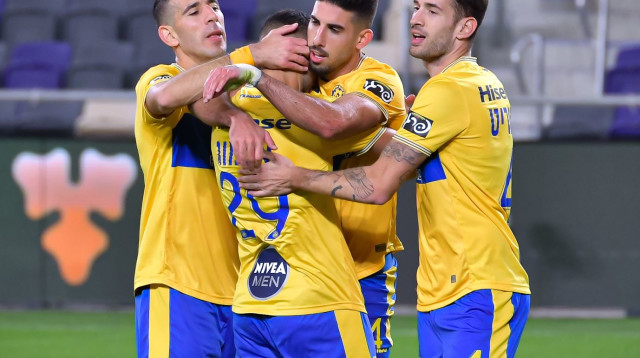 שחקני מכבי תל אביב חוגגים (צילום: אריאל שלום)