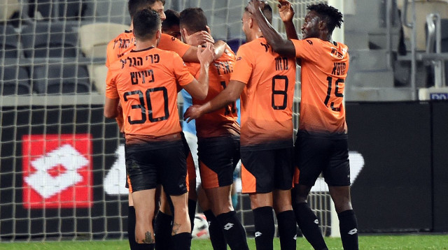 שחקני בני יהודה חוגגים (צילום: ברני ארדוב)