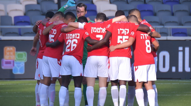 שחקני הפועל תל אביב (צילום: אריאל שלום)