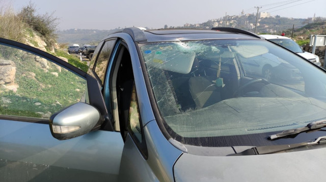 הרכב שנפגע מיידוי האבנים סמוך לחלמיש (צילום: TPS)