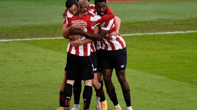 שחקני אתלטיק בילבאו חוגגים (צילום: Juan Manuel Serrano Arce/Getty Images)