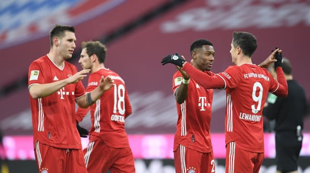 שחקני באיירן מינכן חוגגים עם רוברט לבנדובסקי (צילום: GUNTER SCHIFFMANN/POOL/AFP via Getty Images)