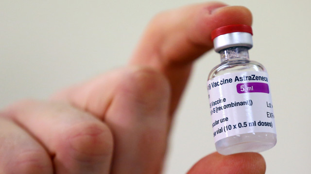 בבריטניה החלו להשתמש בחיסון אסטרהזנקה (צילום: Gareth Fuller/PA Wire/Pool via REUTERS)