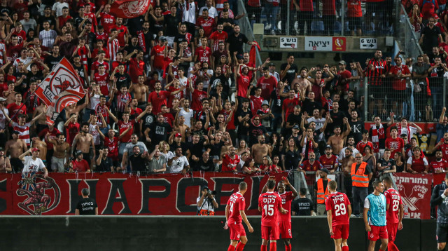 שחקני הפועל תל אביב עם הקהל (צילום: מאור אלקסלסי)