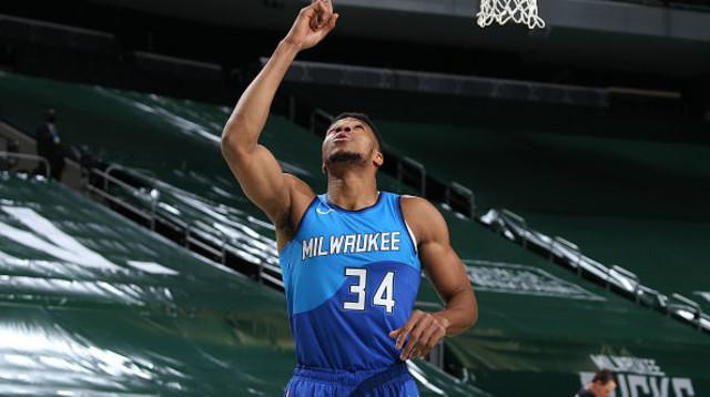 יאניק אנטטטקומפו (צילום: Gary Dineen/NBAE via Getty Images)