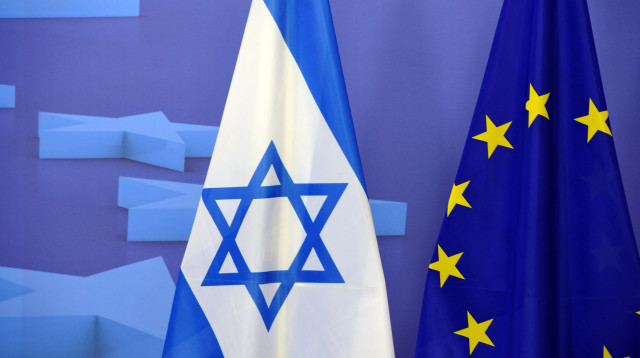 דגלי ישראל והאיחוד האירופי (צילום: GEORGES GOBET/AFP via Getty Images)