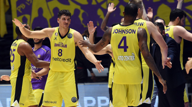 שחקני הפועל חולון (צילום: ברני ארדוב)