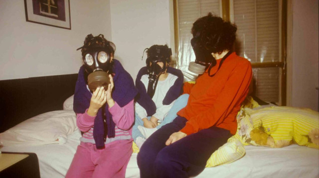 משפחה יושבת עם מסכות אב"כ בחדר האטום (צילום: ארכיון צה"ל במשרד הביטחון,מיכאל צרפתי)