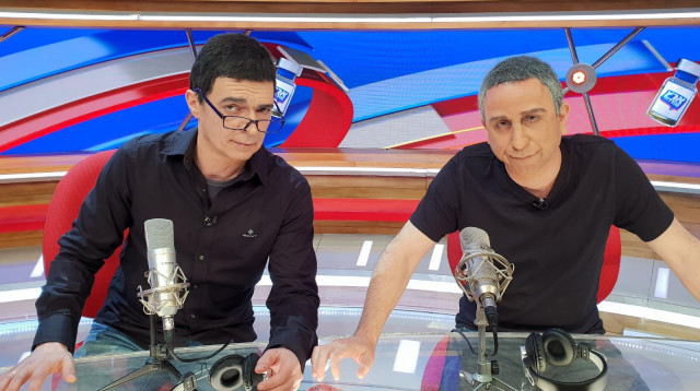 טייכר וזרחוביץ' מגלמים את בן כספית וינון מגל, ארץ נהדרת (צילום: קשת)