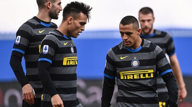 אלכסיס סאנצ’יס ולאוטרו מרטינס מאוכזבים (צילום: MARCO BERTORELLO/AFP via Getty Images)