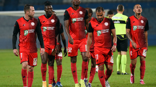 שחקני הפועל חדרה מאוכזבים (צילום: ברני ארדוב)