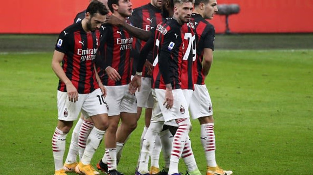 שחקני מילאן (צילום: Sportinfoto/DeFodi Images via Getty Images)