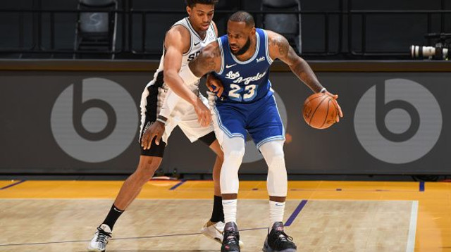 לברון ג’יימס (צילום: Adam Pantozzi/NBAE via Getty Images)