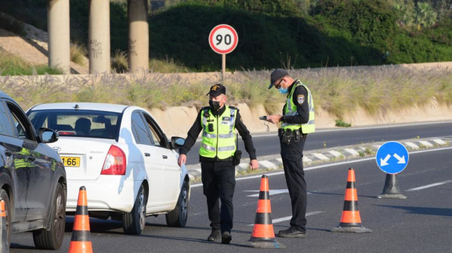 המשטרה אוכפת את הסגר (צילום: אבשלום ששוני)