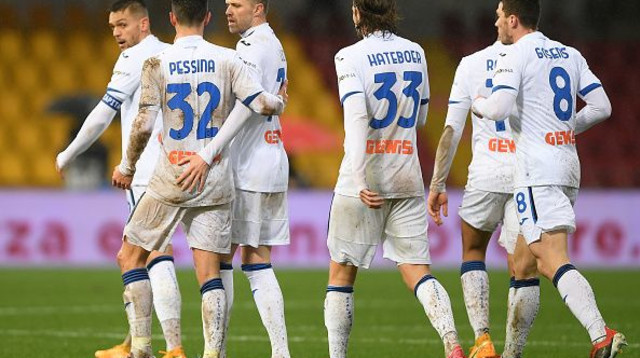 שחקני אטאלנטה חוגגים (צילום: Francesco Pecoraro/Getty Images)