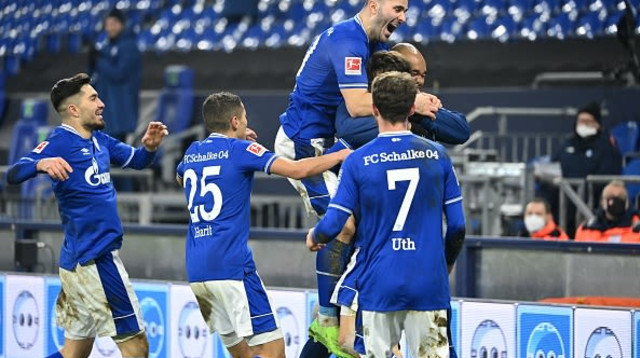 שחקני שאלקה חוגגים (צילום: INA FASSBENDER/AFP via Getty Images)