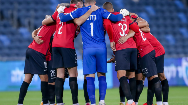 שחקני הפועל חיפה (צילום: מאור אלקסלסי)