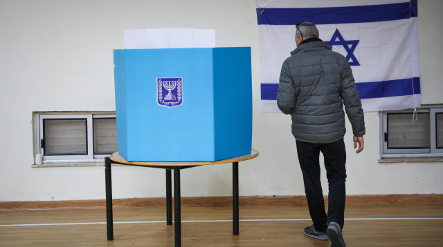 הצבעה בקלפי (צילום: אוליבייה פיטוסי, פלאש 90)